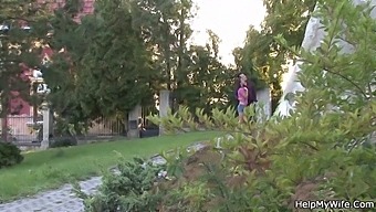 Star Mož Opazuje Svojo Ženo, Kako Vara Z Drugim Moškim Za Denar