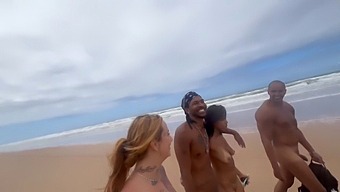 Nudistična Zabava Na Plaži S Vročimi Prijatelji Postane Divja In Čudna
