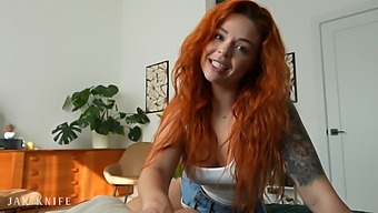 Sinatra Monroe S Svojimi Velikimi Joški In Rdečimi Lasmi Je Vroča Punca, Ki Se Želi Zabavati S Prijateljem Svojega Fanta.