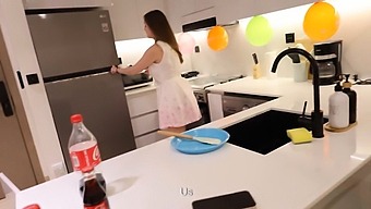 من با مادر دوستم در آشپزخانه در روز تولدش سکس داشتم.